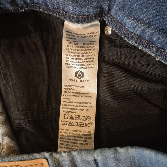 Levi's Signature Gold Jeans Womens 14/32 Blue Pull-On Capri Slimming Denim NWT - Picture 3 of 10